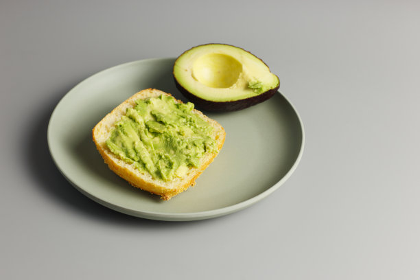 鳄梨色拉酱面包图片下载