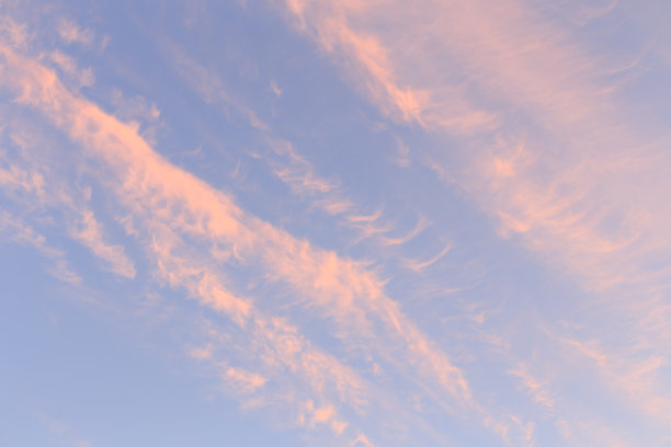 日落时蓝天和粉红色的云图片下载