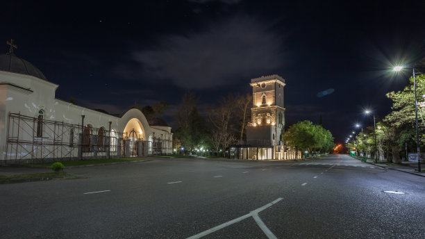 波蒂的老钟楼和大教堂夜景，尼科·尼古拉泽塔。格鲁吉亚。图片下载