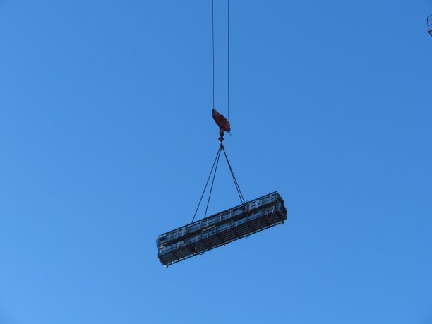 重负荷起重机的提升。工业背景与建筑起重机轮廓图片下载