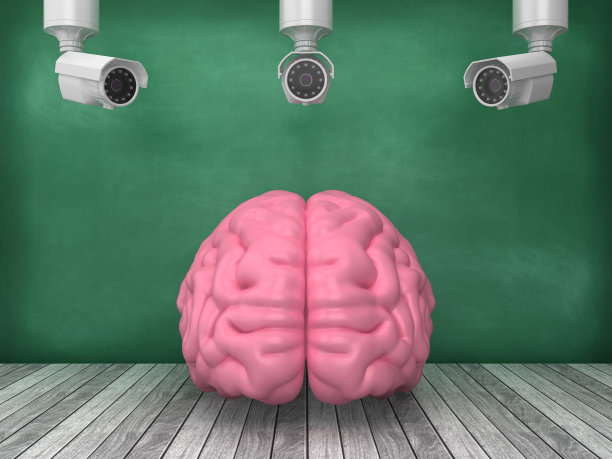 人类大脑与摄像机安全在黑板背景- 3D渲染图片下载