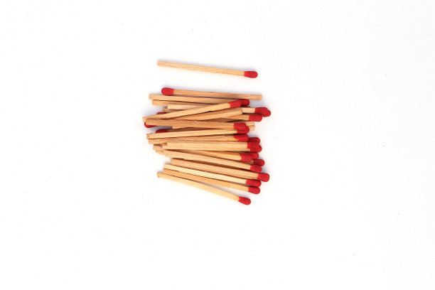 火柴棍出火柴盒孤立在白色背景高分辨率图库。图片下载