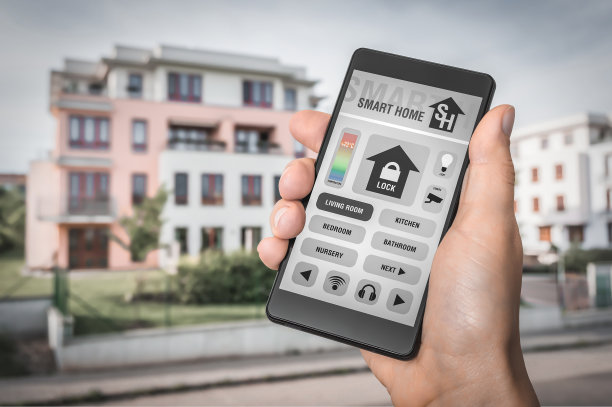 带有远程智能家居控制系统的智能手机图片下载