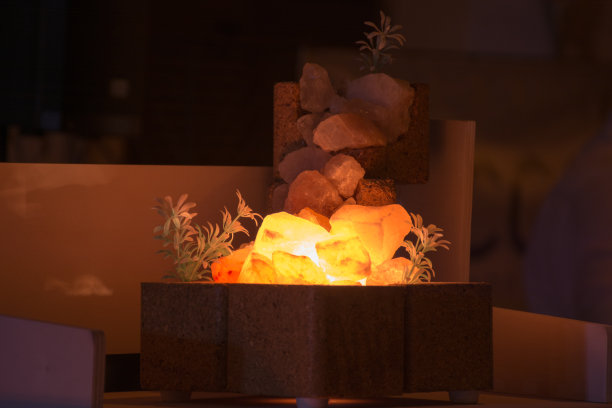 在黑暗的背景上点燃盐块的特写图片下载