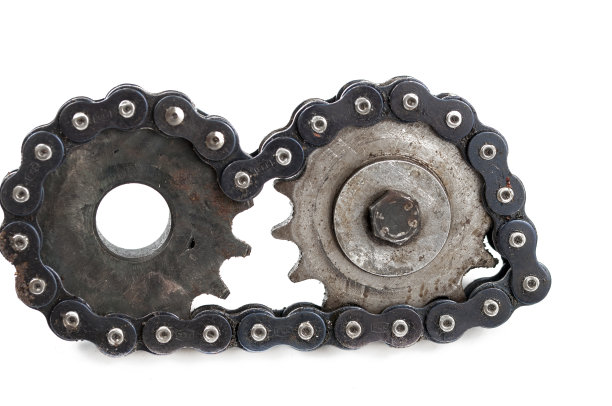 驱动滚子链和齿轮隔离在白色背景上。副本的空间。图片下载