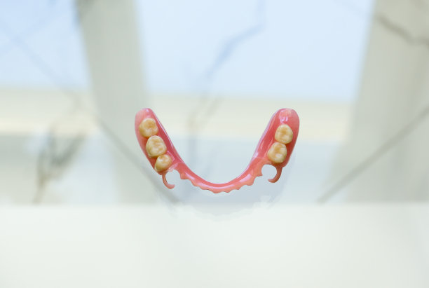 大图像的现代义齿上的玻璃图片下载