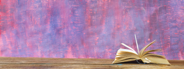 一个开放的书。阅读、学习、教育、文学概念，全景格式，邋遢的背景，好的复制空间图片下载