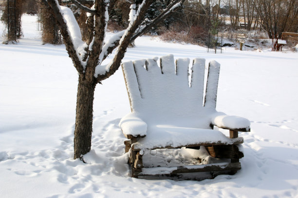 雪地里的一把木制阿迪朗达克椅子图片下载