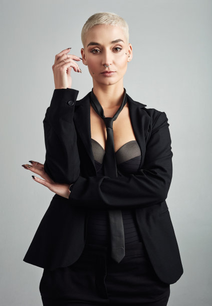 西装革履，准备处理生意图片下载