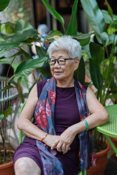 一位中国老妇人坐在公园里休息图片下载