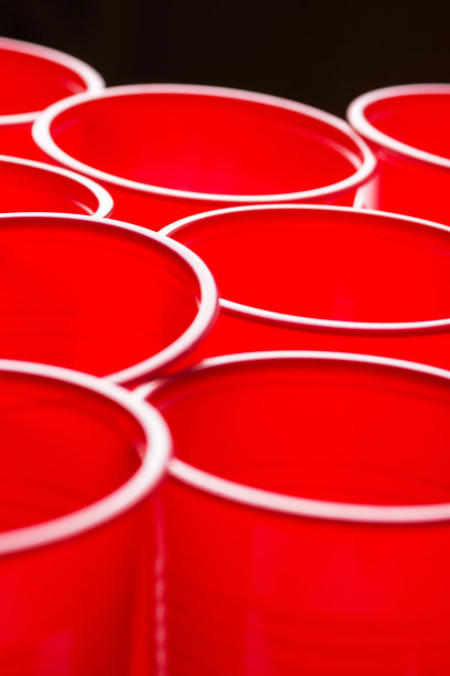 成排的一次性红色水杯。概念海报，零废塑料，无海洋自然污染，环保。使用复制空间设计模板图片下载