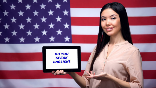 拿着平板电脑的女人会说英语短语，学习语言的应用程序图片下载