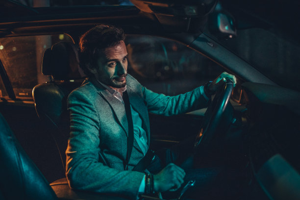 商人在晚上开车图片下载