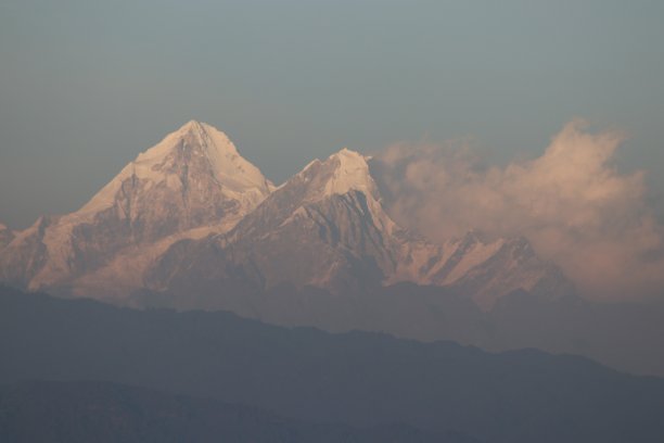 喜马拉雅多云的景色图片下载