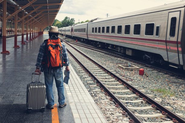 带着行李等着乘火车旅行的亚洲旅行者。图片下载