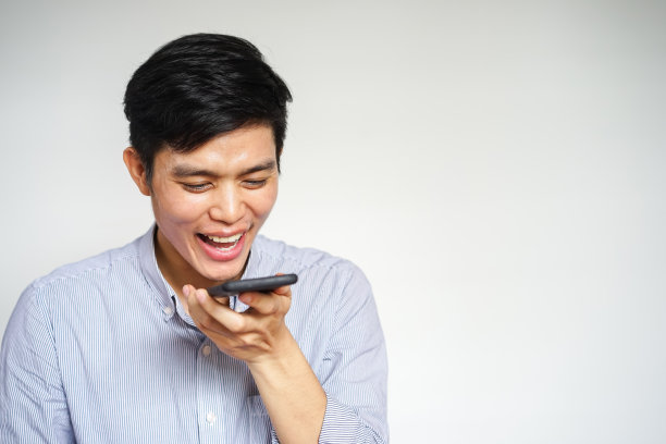 近距离观察年轻的亚洲女性手持智能手机，使用语音控制搜索数据信息或访问应用程序，人的技术概念图片下载