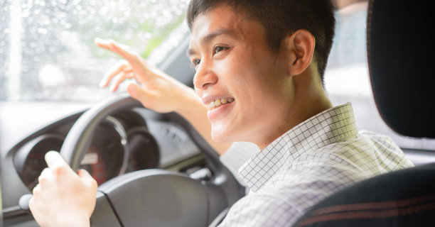 近距离了解年轻的亚洲出租车司机在外寻找与乘客沟通交易目的地价格、服务工作理念图片下载