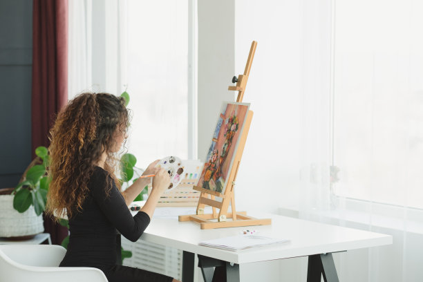 休闲娱乐才女画家图片下载