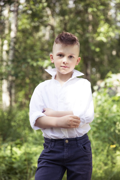 年轻照片男模特摆姿势，时尚肖像图片下载