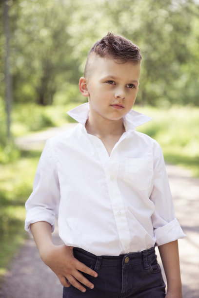 年轻照片男模特摆姿势，时尚肖像图片下载