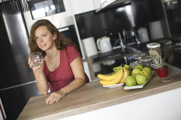 孕妇在厨房喝水图片下载