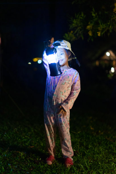 小女孩的肖像与闪电在晚上图片下载