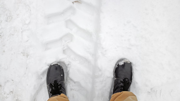 脚在雪地里。图片下载