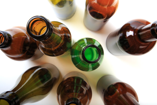 白色背景上的空啤酒瓶图片下载