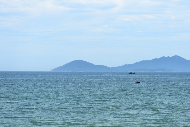 早晨的海景与岛屿和船只的景色。越南会安图片下载