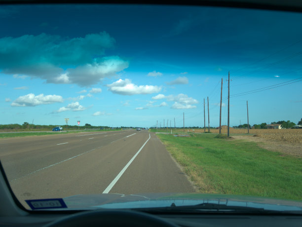 在一个阳光明媚的日子里，悠闲地驾车外出图片下载