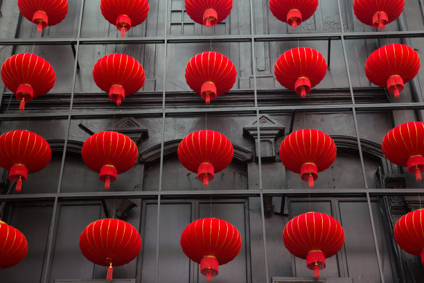 马来西亚吉隆坡的唐人街，春节期间挂在大街上的中国红灯笼图片下载