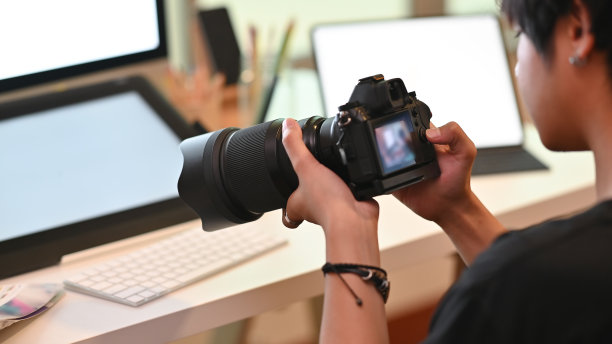 短镜头摄影师工作和检查的相机。图片下载