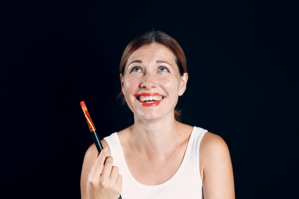 年轻女子要化妆，用画笔和化妆品画脸。怎么不做化妆的概念。图片下载