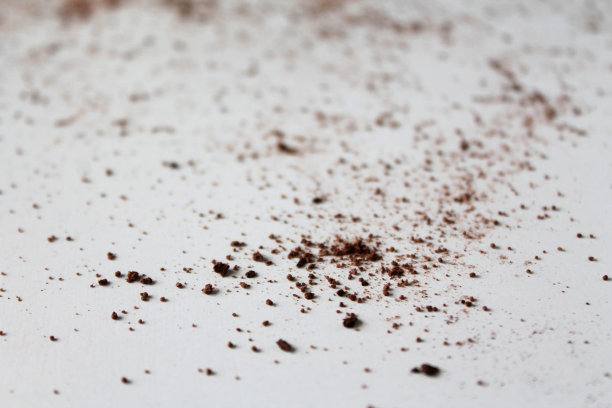 抽象背景用可可粉放在白色的桌子上图片下载