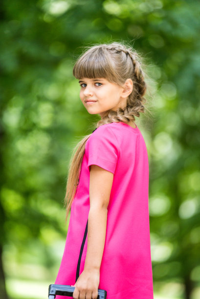 公园里的年轻女士图片下载