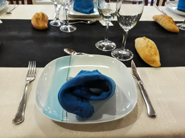 盘子和餐具准备在餐桌上图片下载