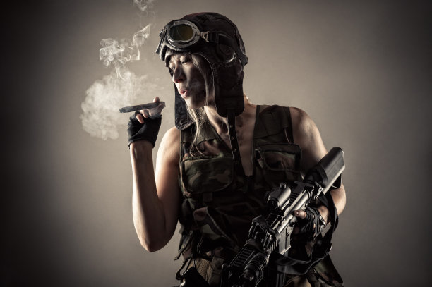 穿着制服，手里拿着枪和雪茄的女人图片下载