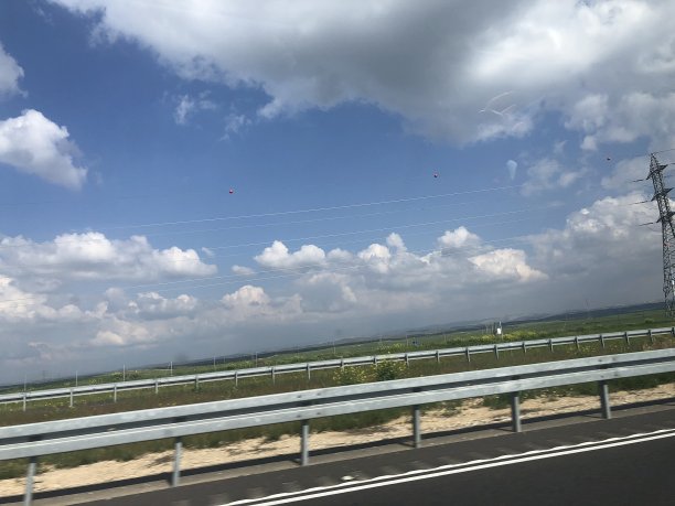 一半晴朗的天空图片下载