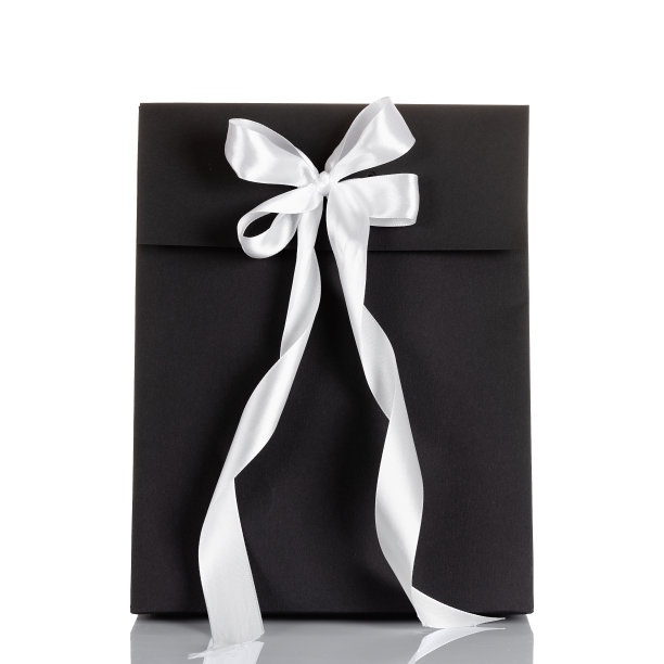 黑色纸质礼品袋与白色弓孤立在白色背景图片下载