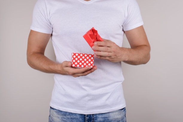 裁剪的特写照片肖像英俊的快乐的微笑，凉爽的高兴的积极的学生抱着打开的小虚线盒子孤立在灰色的背景图片下载