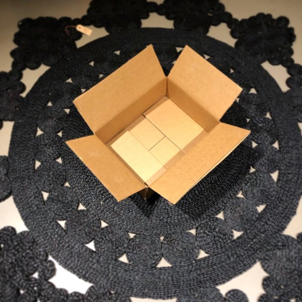 黑色地毯上的空纸板箱图片下载