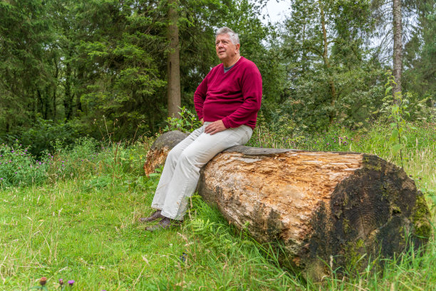 林地里的白人老头图片下载