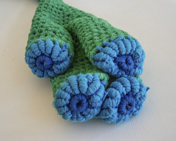 工艺。用旧t恤编织的海葵。图片下载