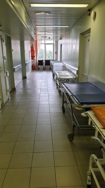 医院走廊尽头有灯图片下载