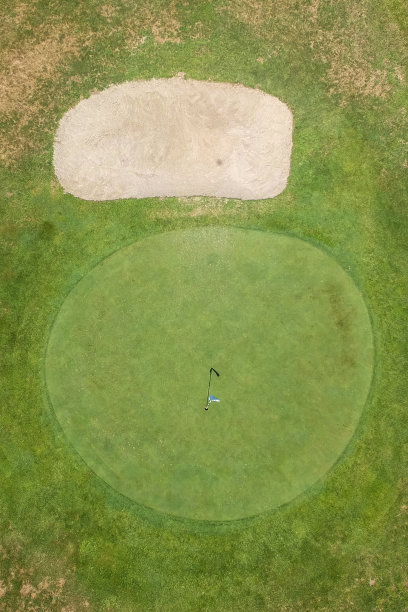 高尔夫球场鸟瞰图的绿色图片下载