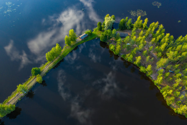 俯视图无人机拍摄的道路通过湖泊和森林。图片下载