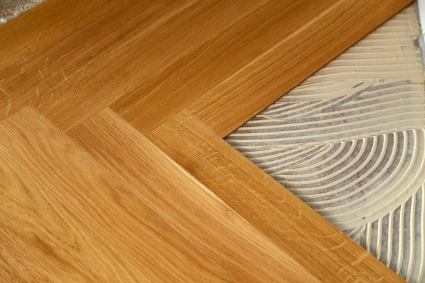 在一间装修过的房间里安装拼花地板图片下载