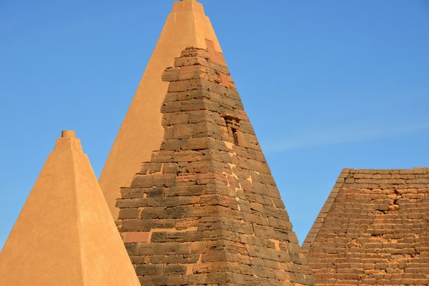 梅罗金字塔-撒哈拉沙漠中的努比亚坟墓-联合国教科文组织世界遗产，苏丹Begarawiyah -金字塔N32和N19, N20为背景，北墓地图片下载