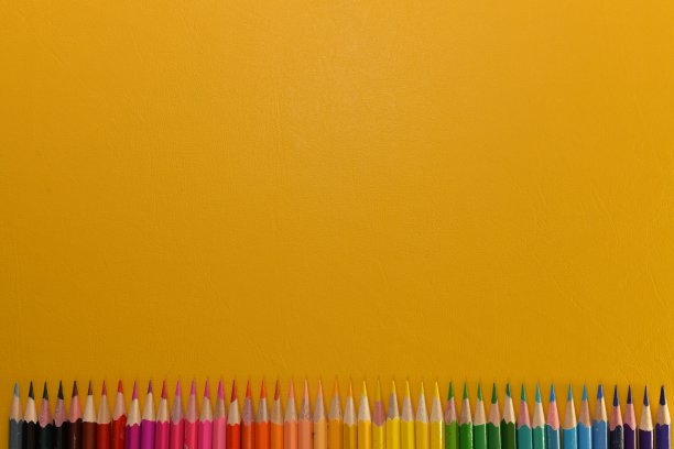 黄色背景上的彩色铅笔篱笆。图片下载