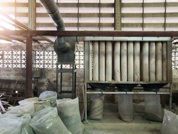 家具厂木切板锯床木尘过滤系统的重点。木工车间的除尘器。图片下载